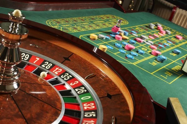 Free spins feature with expanding symbols